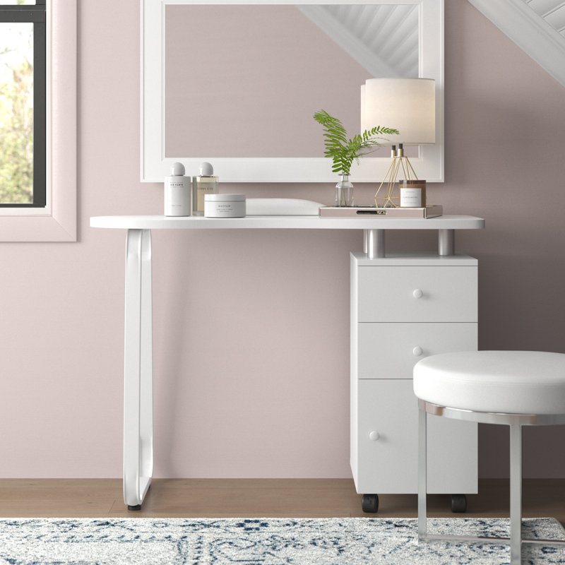 Bureau de beauté Lakyn, Blanc