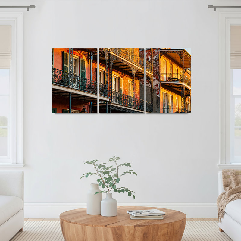 Ensemble de 3 tableaux sur toile représentant l'architecture des balcons de la Nouvelle-Orléans, H 24 po x l 48 po