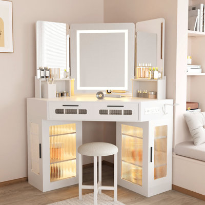 Bureau de coiffeuse cannelé avec miroir triple HD et lumières RVB, grand meuble-lavabo de coin avec 3 tiroirs et 2 armoires en verre, station de charge et support pour sèche-cheveux, ensemble de coiffeuse avec tabouret