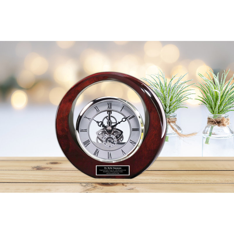 Horloge de bureau interstellaire personnalisée avec plaque gravée noire gravée. Voir à travers l'équipement d'ingénierie de la table de présentation