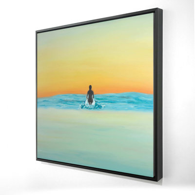 Un surfeur nageant par aube - décor de toile encadrée de mer