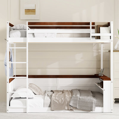 Grand lit superposé en bois blanc avec tablettes, boîte de rangement, DEL, charge et crochets à vêtements pour un espace de détente polyvalent dans une chambre à coucher bien conçue et confortable