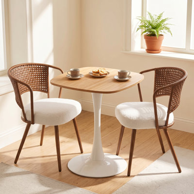 Ensemble de salle à manger 3 pièces avec table tulipe à pied central de 60 cm et chaises de salle à manger à dossier en rotin.