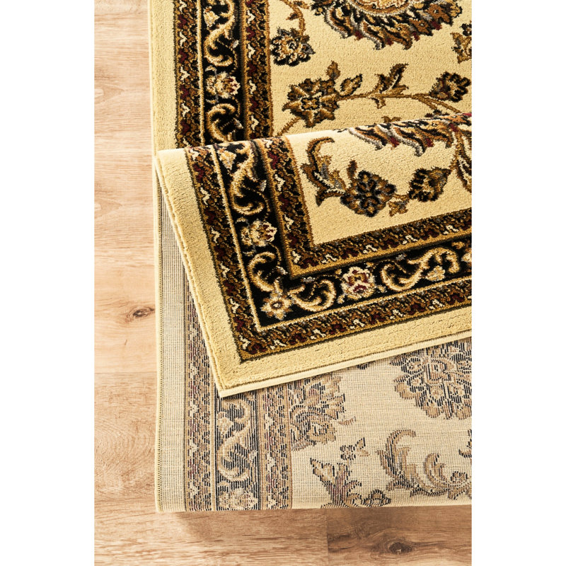 Tapis crème 2 pi 7 po X 3 en polypropylène classique pour une pièce traditionnelle avec élégance
