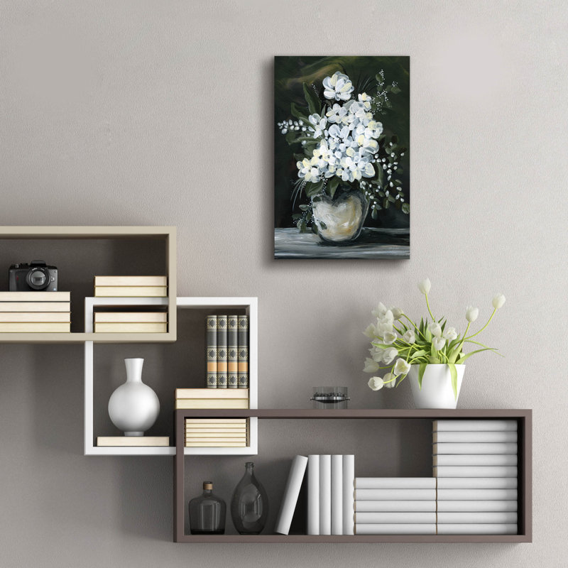 «White Flowers In Vase» par Yvette St. Amant, art mural en verre acrylique, H 24 po x l 16 po x P 0,2 po