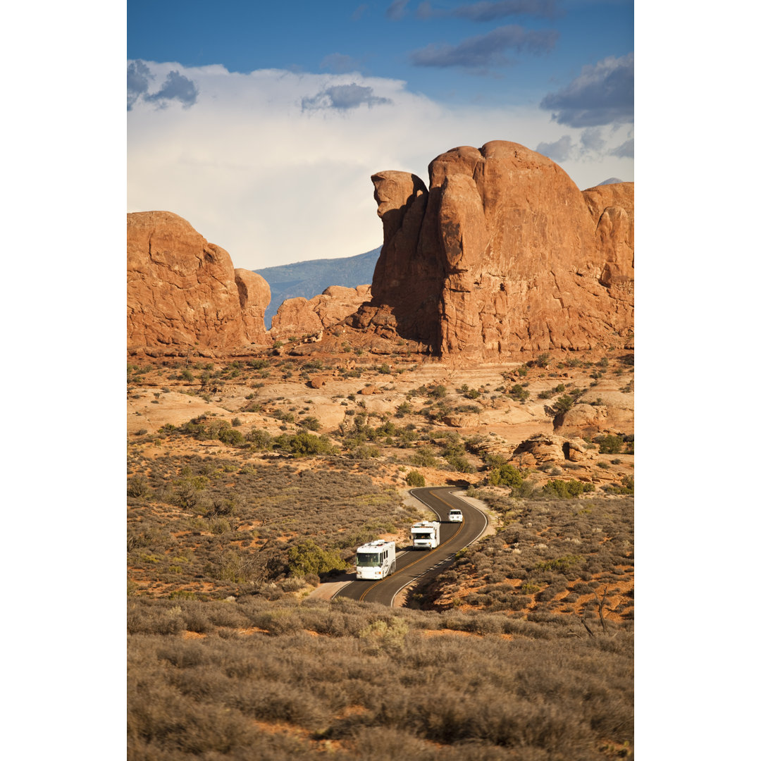 RV Drives In The Canyon von Pgiam - Druck ohne Rahmen auf Leinwand