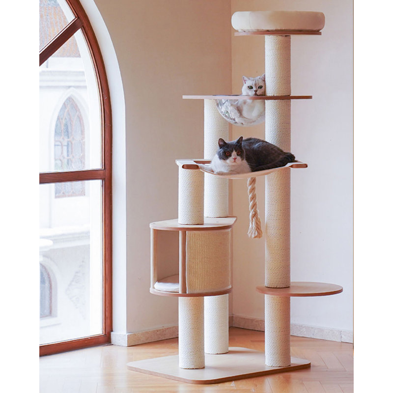 Structure d'escalade simple en bois et velours