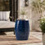 Table d'appoint extérieure en métal lilas de 30 cm, ornée d'un motif de feuilles bleu foncé découpées, résistante aux intempéries, idéale pour terrasse et jardin.