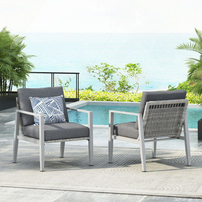 Méridienne en aluminium avec accents élégants en corde et coussins confortables, parfait pour les espaces intérieurs et extérieurs modernes