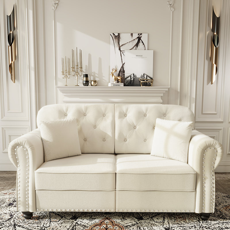 Canapé Chesterfield de 63 pouces en velours avec garniture cloutée, accoudoirs roulés et capitonnage à boutons, comprend 2 coussins, beige / blanc