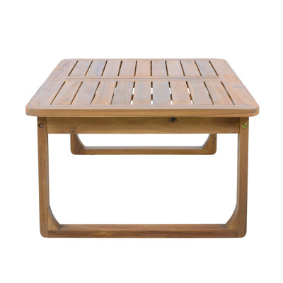 Ensemble de patio extérieur 2 pièces: lit de jour 3 places avec coussins gris clair et corde brun clair + table basse rectangulaire avec pieds incurvés, bois d'acacia, finition teck clair, design minimaliste moderne.