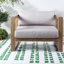 Chaises longues confortables pour le patio, bois d'eucalyptus avec coussins gris, design extérieur moderne