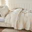 Ensemble d'édredon pour grand lit beige, ensemble d'édredon léger à volants 3 pièces, ensemble de lit moelleux (édredon 90 x 90 po, 2 taies d'oreiller)-130873976-130873977