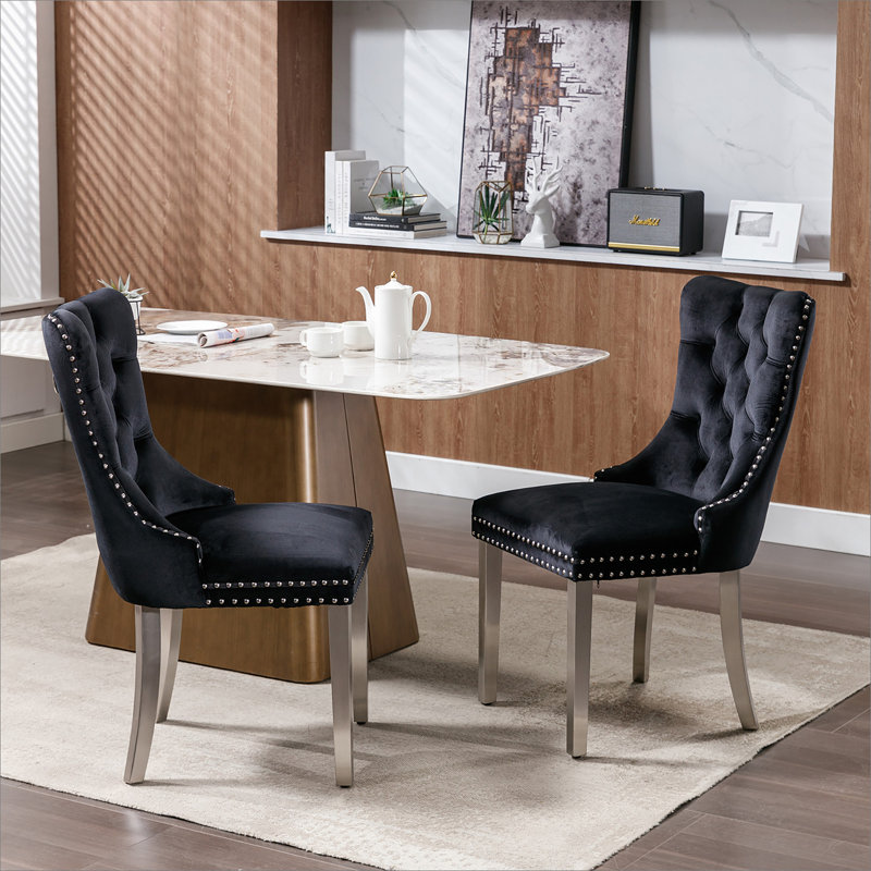 Chaise en velours moelleux avec garniture cloutée