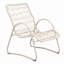 Ensemble de 2 chaises longues d'extérieur, structure en fer et osier en plastique, durable et résistant aux intempéries pour une détente confortable.
