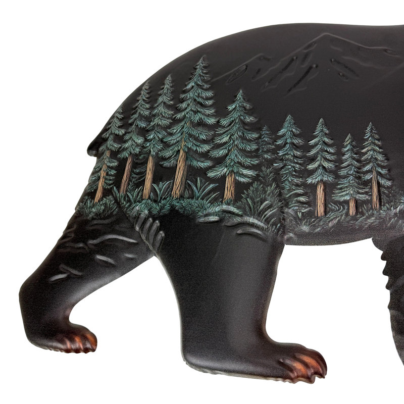 Décoration murale rustique en métal brun et noir représentant un ours et une scène de forêt en relief, 91 cm de large.