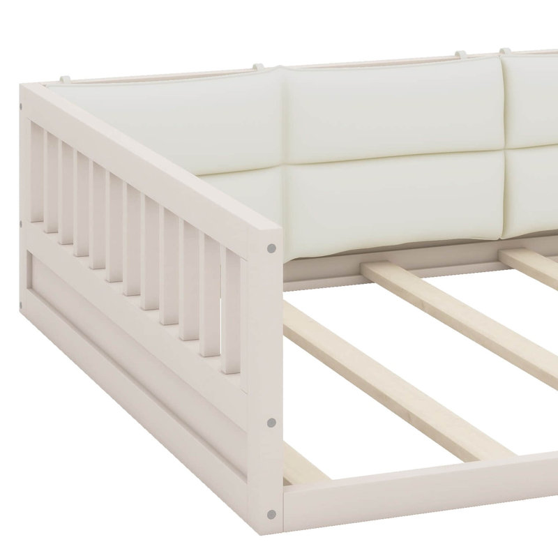 Un lit plateforme entièrement rembourré en bois, avec barrières de sécurité et un oreiller gratuit pour un confort accru