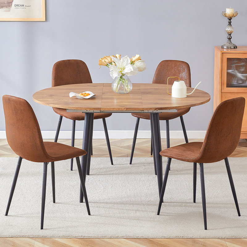 Ensemble de table et de chaises. Table de salle à manger extensible moderne en panneau de fibres à densité moyenne. La table possède un design télescopique, convenant à des rassemblements de différentes tailles.