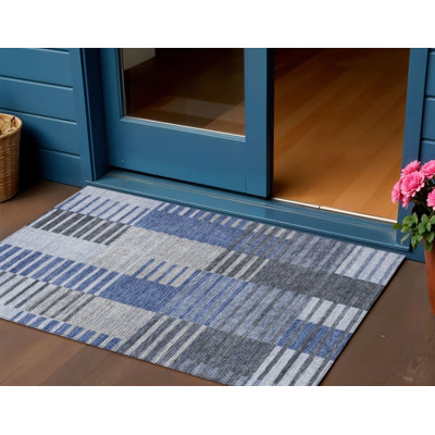 Tapis extérieur lavable rayé bleu et bleu marine HomeRoots 3 pi x 5 pi