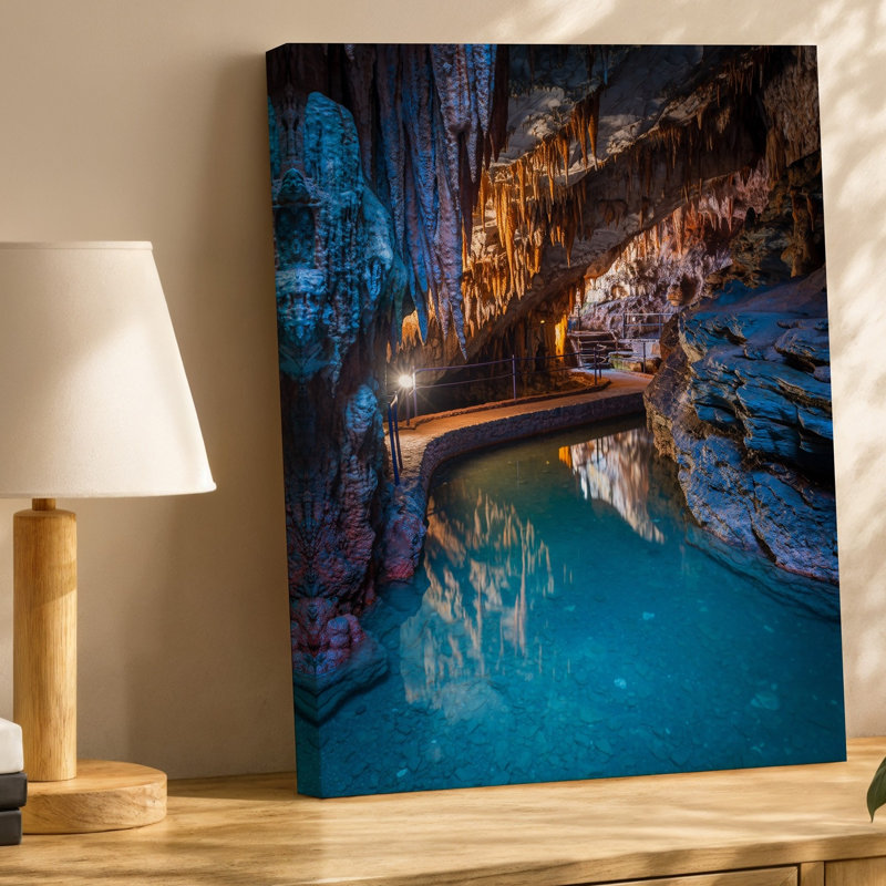 Toile, intérieur serein d'une grotte, présentant des formations de roches dramatiques avec art mural allongé, art texturé sur toile