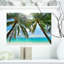 Palmier suspendu sur une plage de sable blanc - reproduction de photo sur toile tendue-590073792-603073661
