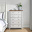Commode moderne avec 5 tiroirs, poignées en métal et surface en grain de bois Jazmina