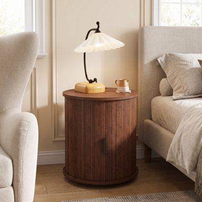 Table d'appoint cylindrique ronde de style moderne du milieu du siècle, table de chevet à 2 niveaux avec porte coulissante et station de chargement USB intégrée, finition noyer pour salon, chambre et entrée