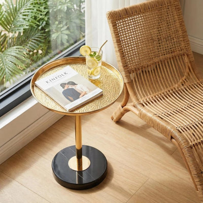 Petite table d'appoint à hauteur réglable Martini, plateau en métal doré avec base en marbre naturel, table de bout à piédestal moderne pour le salon, la chambre à coucher et le présentoir