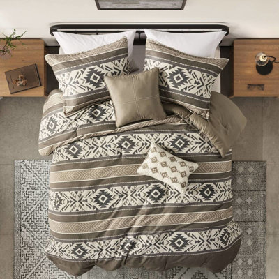 Édredon 5 pièces avec coussins décoratifs, double / grand, motif à chevrons à rayures brunes. Microfibre, lavable à la machine et nettoyage des taches en couleur. Rembourrage, tissu