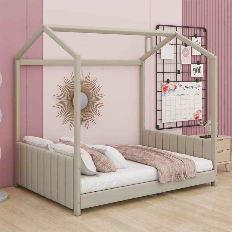 Lit en bois en forme de maison