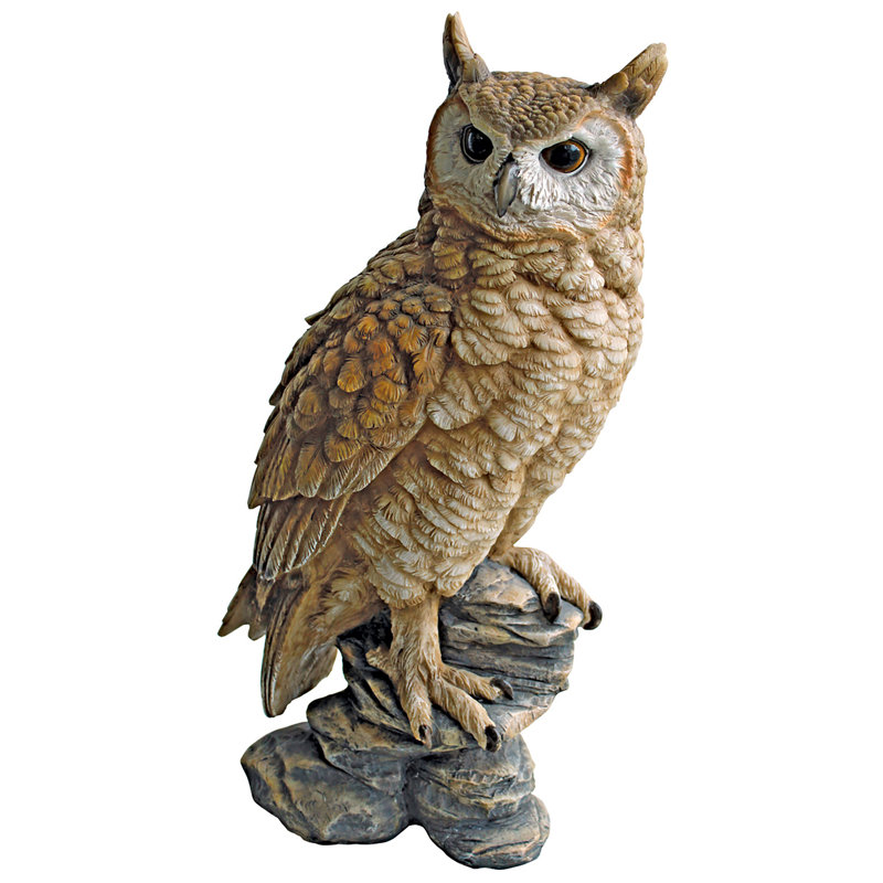 Statue hibou s’asseoir forest
