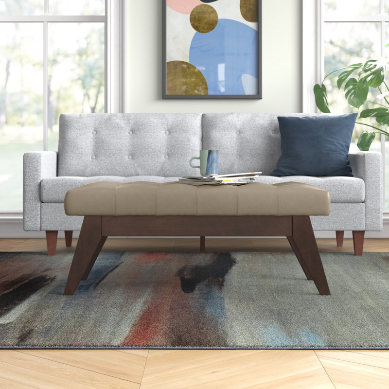 Banc de repose-pieds capitonné moderne Mid-Century l 40 po avec structure en bois massif Draper, Similicuir blond cendré