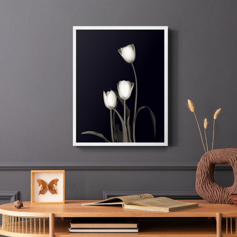 «Tulip Pose III», reproduction encadrée - bois massif, Blanc, H 20 po x l 16 po
