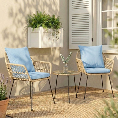 Ensemble de salle à manger d'extérieur 3 pièces avec coussins, chaise de patio en rotin avec structure en métal et table bistro en verre, ensemble de conversation moderne pour porche / cour / bord de piscine / café