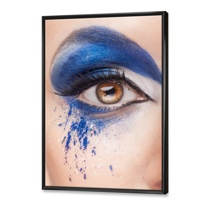 Gros plan sur un œil avec un maquillage bleu fantaisie - Photographie sur toile, Toile avec cadre noir