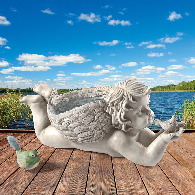 Statue ange effronté du messager de Dieu avec oiseau