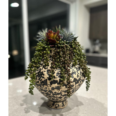 Conception succulente sur un vase en céramique blanc cassé / brun | Faux plantes grasses et arrangement minimaliste
