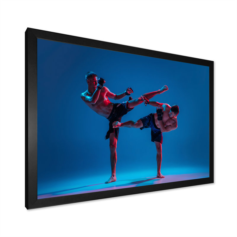 «Two Mma Fighters Boxing I» sur toile, H 30 po x l 40 po x P 1,5 po, Cadre simple noir