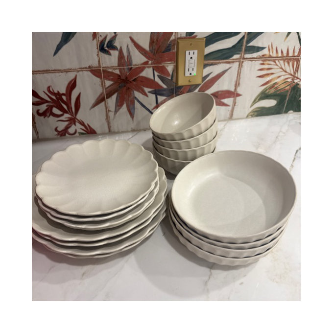 16 Piece Scallop Stoneware Dinnerware Set - White