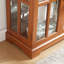 Vitrine exquise avec portes en verre et tablettes réglables, idéale pour mettre en valeur des objets de collection à la maison ou au bureau