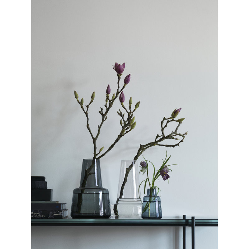Vase de table en verre fait à la main Flora par Less Limits, Fumée, H 9,4 po x l 6,7 po x P 6,7 po