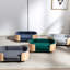 Lit pour chien surélevé d'inspiration scandinave, dossier en bois cintré, coussin en velours gris foncé, lit pour animaux de compagnie à assemblage rapide avec teinture de style contemporain, pieds en chêne massif, installation de mousse rebondie-389159527