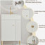 Le meuble-lavabo de salle de bain à tablette ouverte, avec auge en céramique et porte à fermeture douce, avec une armoire de rangement à tablette ouverte à droite, nécessite un assemblage-747042697