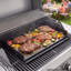 Plaque de cuisson en acier au carbone 63,5 x 40,6 cm (25 x 16 pouces), surface plane pré-culottée, avec poignée, idéale pour les œufs, les hamburgers et les grillades. Répartition uniforme de la chaleur. Revêtement antiadhésif, de format rectangulaire, pour barbecue/réchaud à gaz extérieur et four.