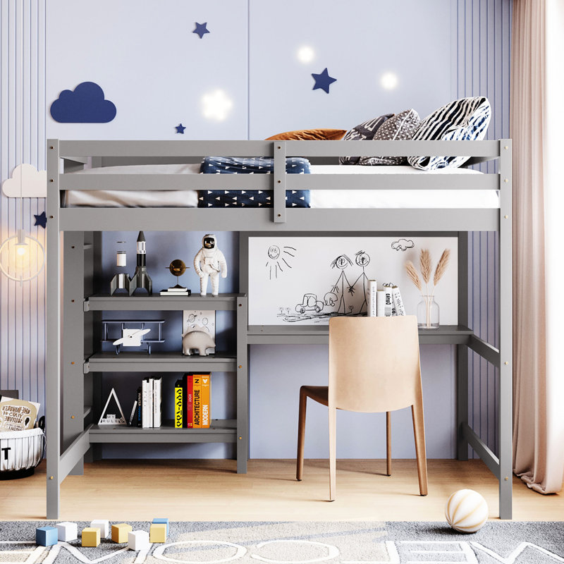 Lit mezzanine double confortable avec tablettes, bureau, tableau d'écriture en bois gris. Avec pour des espaces pratiques. Construire et pin. Aucune fondation nécessaire. L 79,5 po x l 57 po x H 65 po