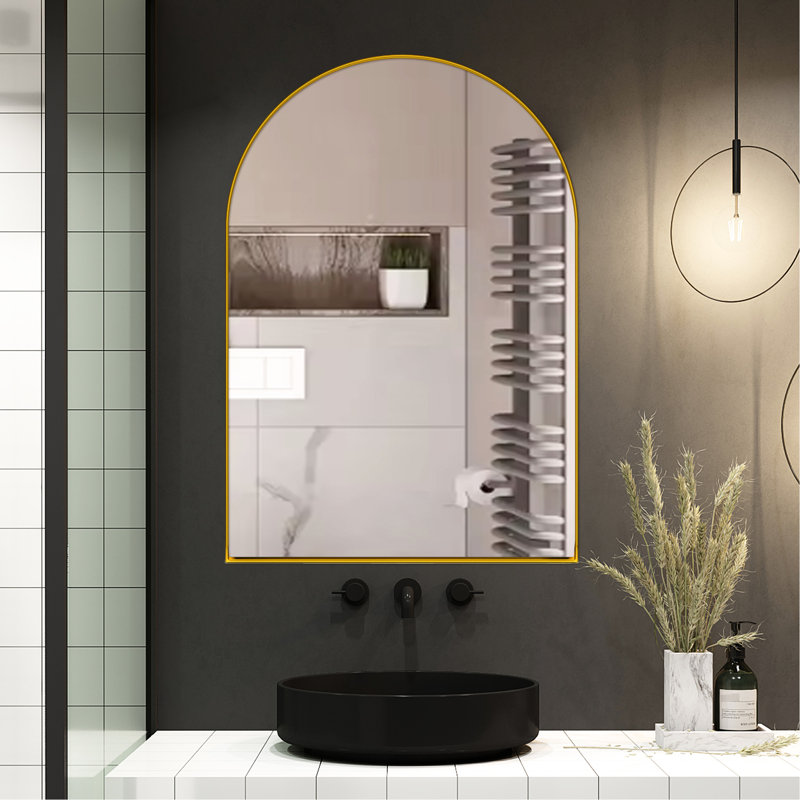 Armoire de salle de bain avec cadre en métal doré mat 24 po x 36 po, avec miroir, tablettes réglables et tablettes encastrées avec rangement pour pharmacie, cadre