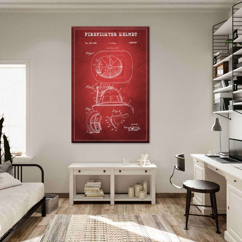 Casque de pompier breveté sur toile, H 48 po x l 32 po x P 1,25 po