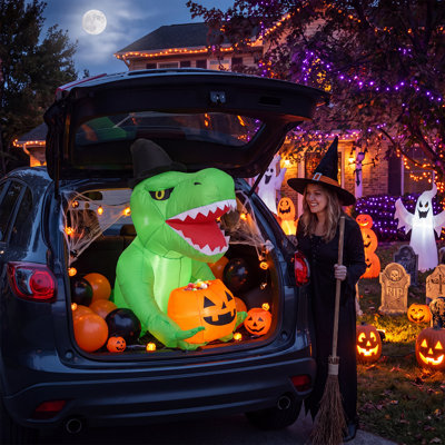 Dinosaure gonflable d'Halloween de 135 cm (4,5 pi) avec lumières DEL – Décoration extérieure pour voiture (pour l'Halloween), alimenté par un ventilateur 7530 de 0,6 A avec prise allume-cigare.