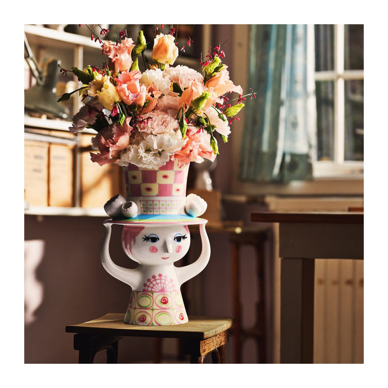 Dame avec vase à chapeau, rose / jaune, H: 9,6 po