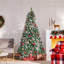 Arbre de Noël artificiel givré décoré de pommes de pin-1159597731-1165044874